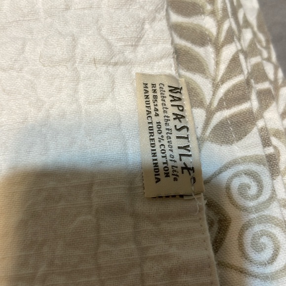 Cloth table linens, napkins, placemats, and runner - Picture 5 of 6